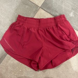lululemon 2.5 raspberry hotty hot shorts size 4